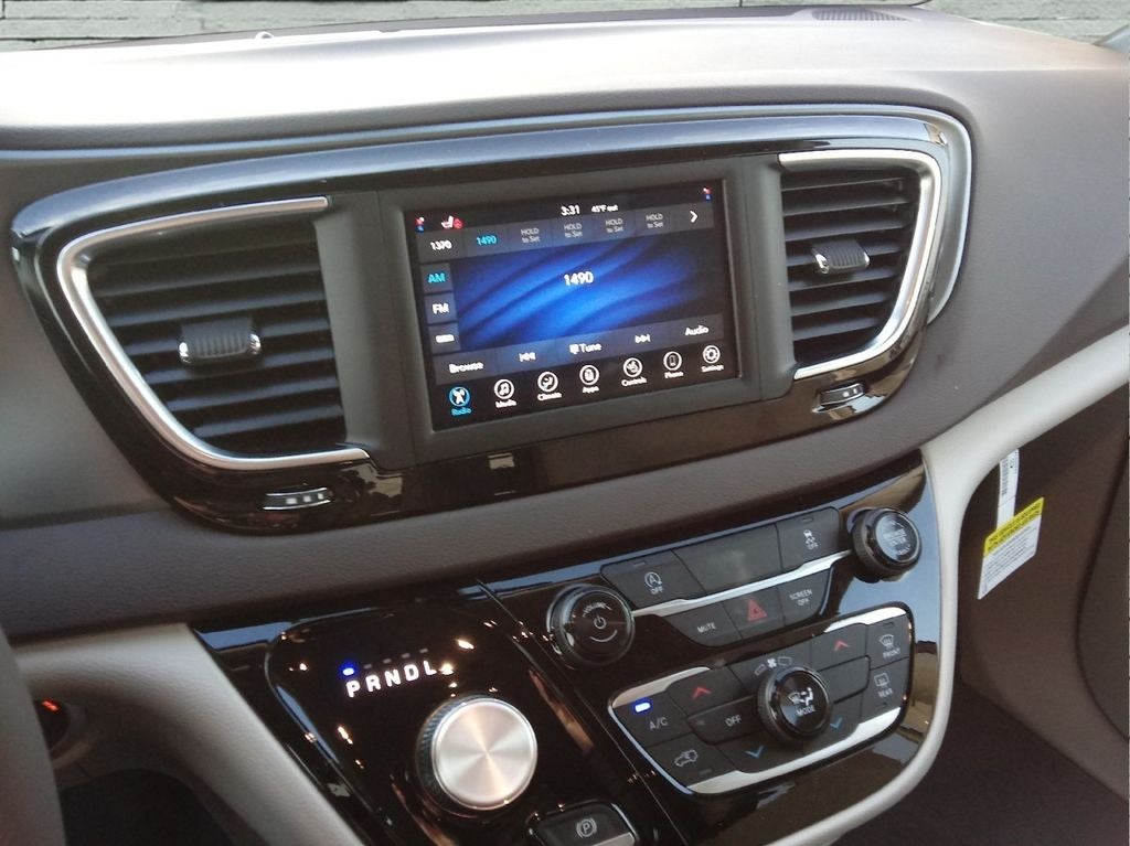 2020 Chrysler Voyager LX