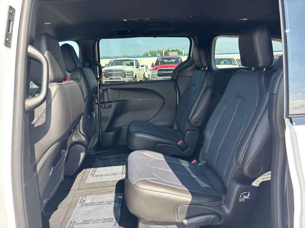 2027 Chrysler Pacifica Select