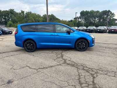 2027 Chrysler Pacifica Select