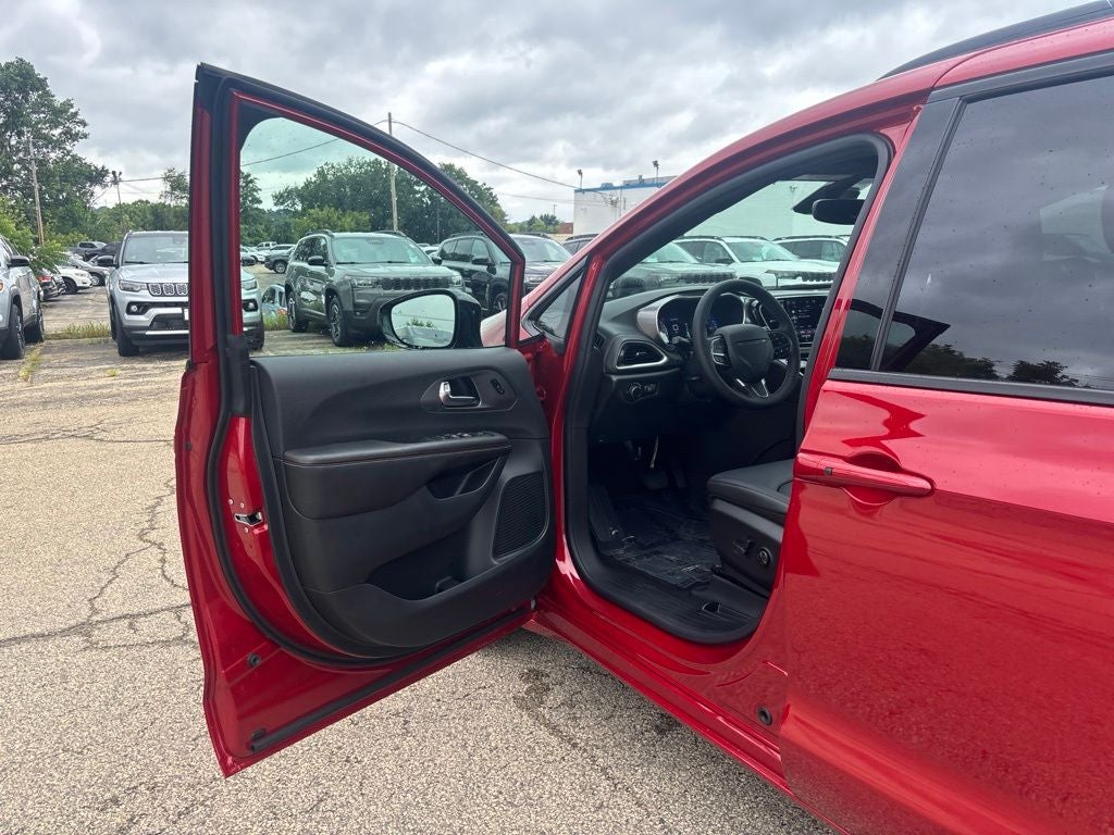 2027 Chrysler Pacifica Select