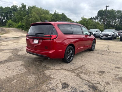 2027 Chrysler Pacifica Select