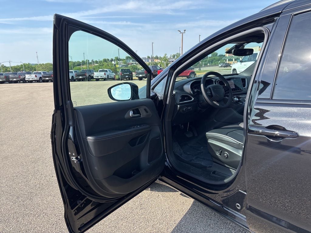 2027 Chrysler Pacifica Limited